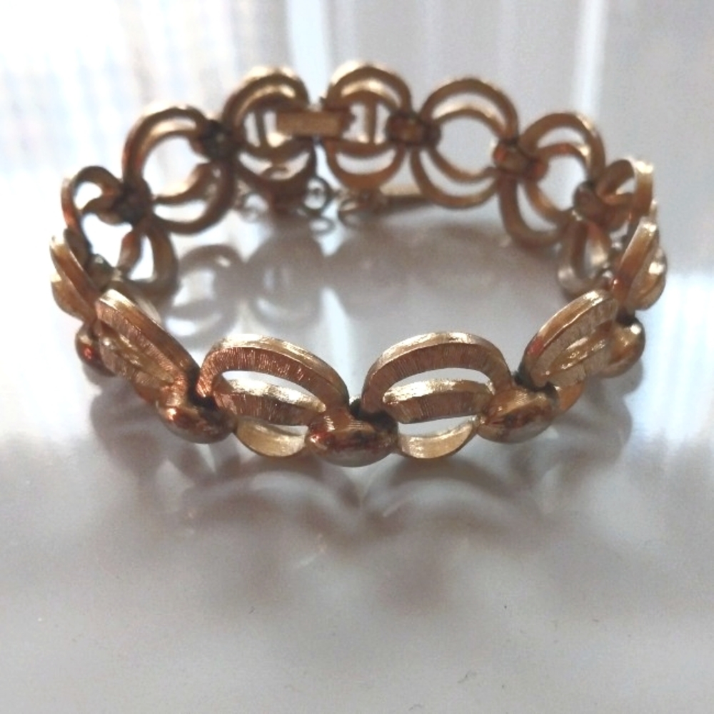 Vtg MONET Goldtone Circle Loop Bracelet